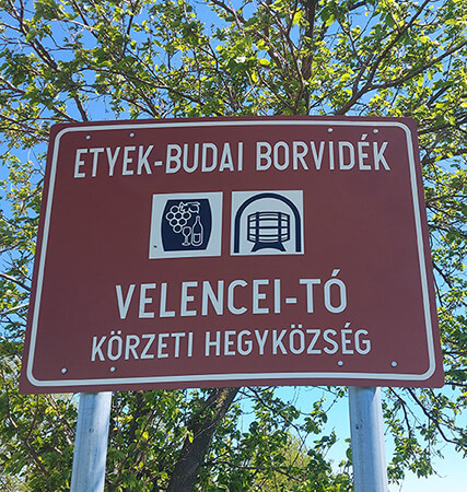 Hegyközség határait jelző tábla