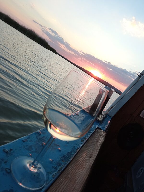 Naplementés bortúra a Velencei-tavon